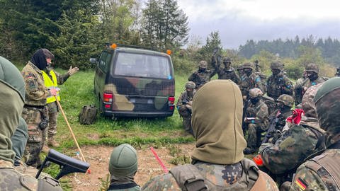 Ukrainische Soldaten über die Kampfmittelabwehr in Stetten a.k.M.