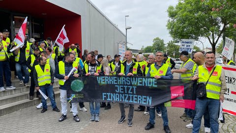 In Reutlingen haben sich Beschäftige des privaten Omnibusgewerbes für eine Demonstration und anschließende Kundgbung versammelt.  (Foto: SWR, Harry Röhrle)