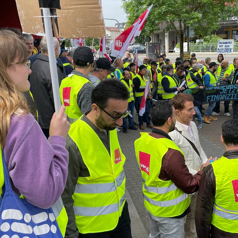 In Reutlingen haben sich Beschäftigte des RSV zur Demonstration und Kundgebung versammelt. Sie tragen Plakate und Ver.di-Fahnen. (Foto: SWR, Harry Röhrle)
