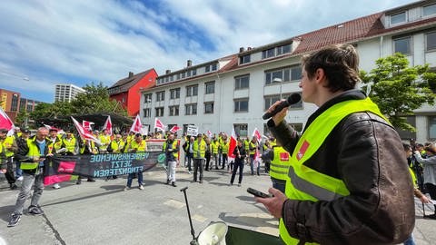Ein Vertreter von Fridays for Future spricht bei der Kundgebung der streikenden Beschäftigten von privten Busunternehmen.  (Foto: SWR, Harry Röhrle)