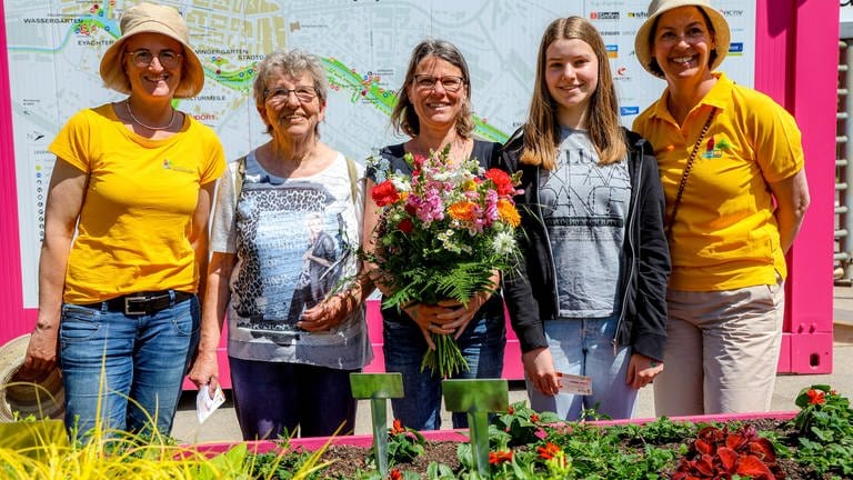 Die Veranstalterinnen der Balinger Gartenschau beglückwünschen der 100.000 Besucherin und ihre Begleiterinnen 