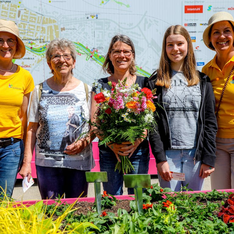 Die Veranstalterinnen der Balinger Gartenschau beglückwünschen der 100.000 Besucherin und ihre Begleiterinnen  (Foto: Paul Bossenmaier)