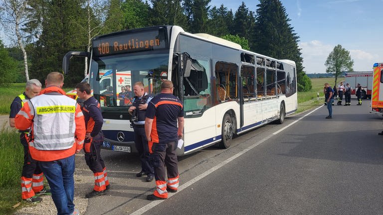 Beschädigter Linienbus nach Kollision mit LkW bei Trochtelfingen (Foto: Joachim Lenk / Fotojournalist)