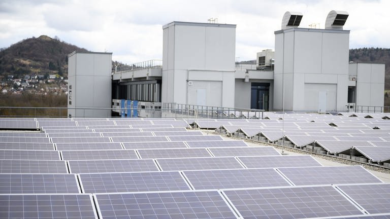 Eine Photovoltaikanlage steht auf dem Gebäude 3 der Hochschule Reutlingen. Sie ist Teil des Energie- und Klimaschutzkonzeptes für landeseigene Liegenschaften des Landes Baden-Württemberg. 