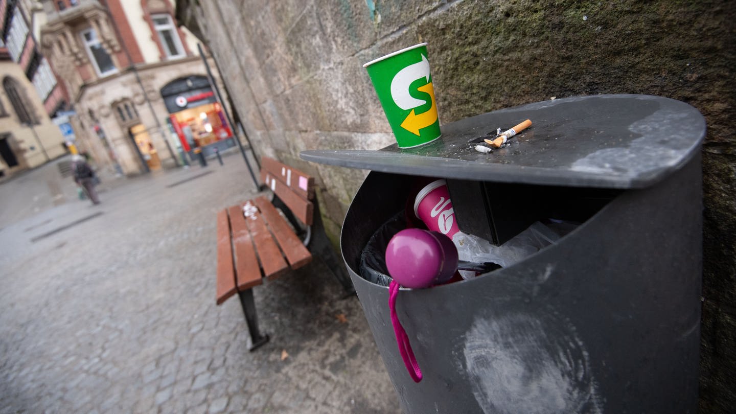 Pappbecher vor und in einem Mülleimer in der Tübinger Innenstadt (Foto: dpa Bildfunk, Marijan Murat)