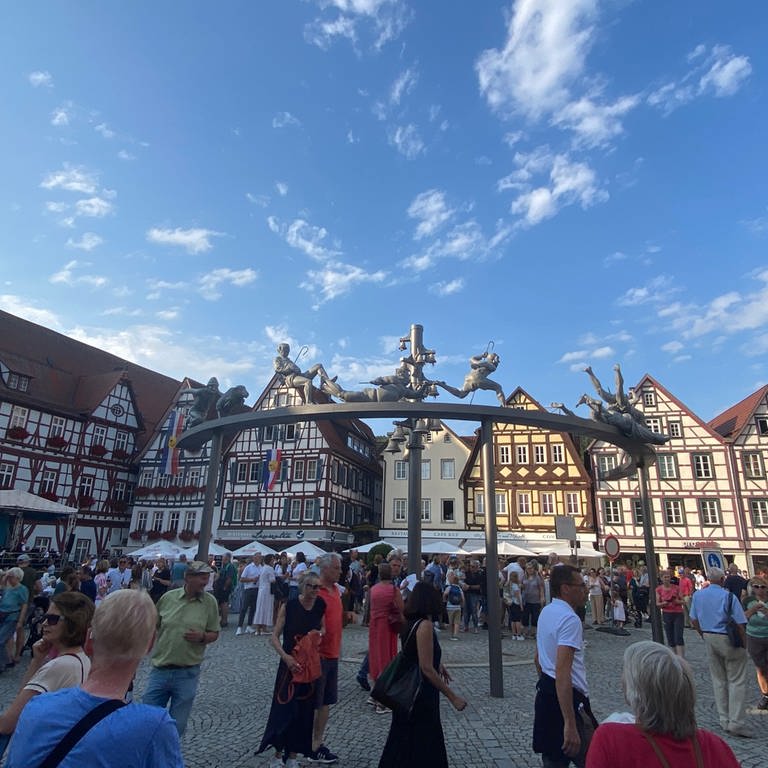 Auf dem Marktplatz von Bad Urach steht jetzt eine Skulptur von Peter Lenk - die Schäferlauf-Skulptur. Viele Menschen kamen zur Enthüllung.