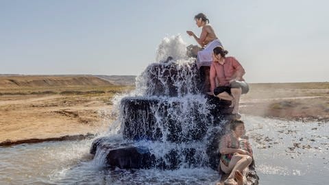 Das Foto zeigt drei Frauen an einer heißen Quelle in Kasachstan, im einstigen Flussbetts des Aralsees, das heute nur noch aus Wüste besteht. Die World Press Photo Ausstellung ist von 20.7 bis 13.8 in Balingen zu sehen. 