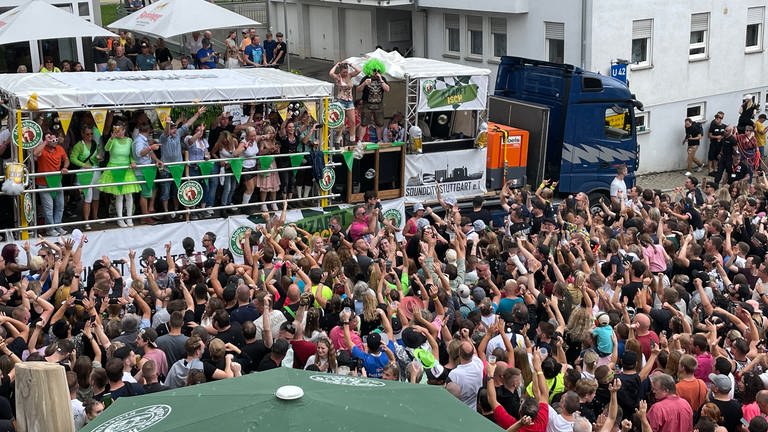 In der Ortsmitte von Empfingen feiern bei der Beatparade Tausende Raver vor einem Technotruck (Foto: SWR, Katharina Kregel)