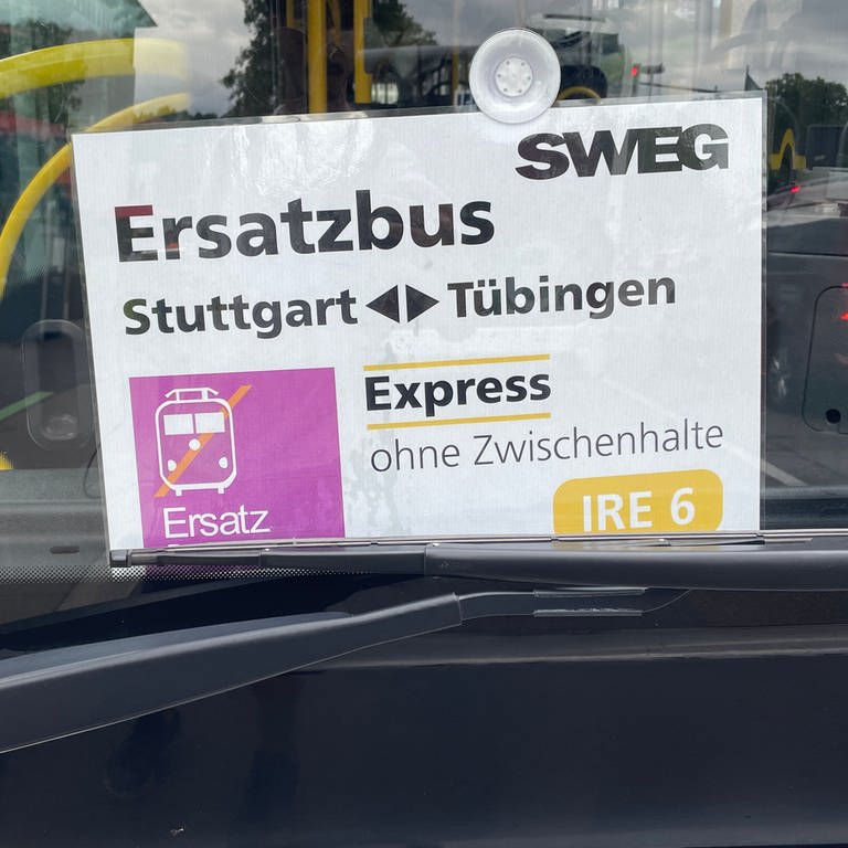 Ein Schild an einer Windschutzscheibe eines Busses. Darauf steht "Ersatzbus zwischen Tübingen und Stuttgart. Express, ohne Zwischenhalte".