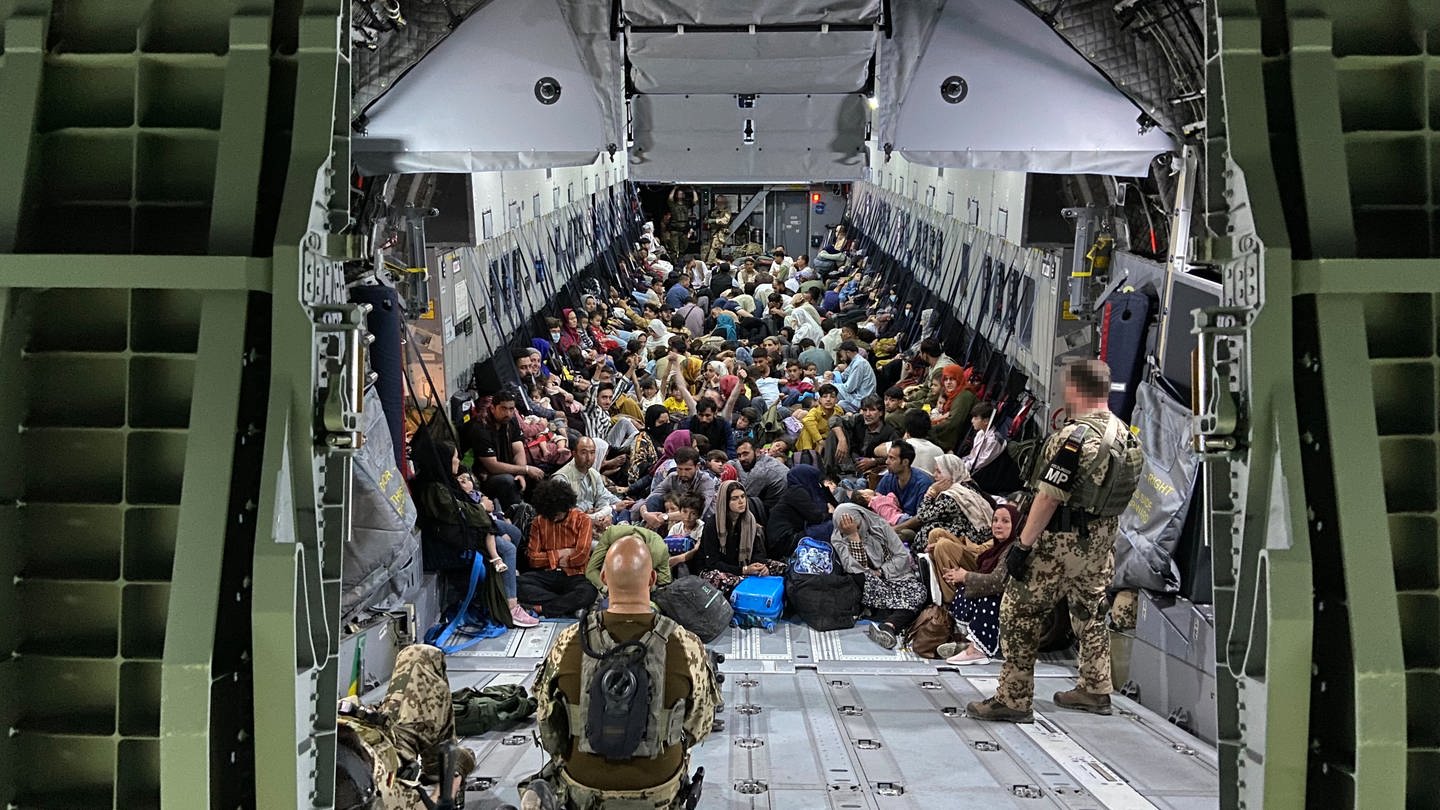 Geflüchtete sitzen in einem Airbus A400M der Bundeswehr. Die Bundeswehr hat weitere deutsche Staatsbürger und afghanische Ortskräfte aus Kabul evakuiert. (Foto: dpa Bildfunk, picture alliance/dpa/Bundeswehr | Marc Tessensohn)
