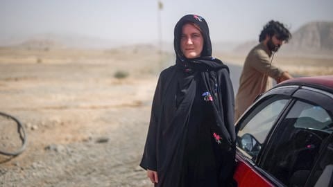 Die Frauenbeauftragte vom Patenschaftsnetzwerk und Menschenfotogtafin Lena Reiner bei einem ihrer Aufenthalte in Afghanistan (Foto: Safi Noorzai)