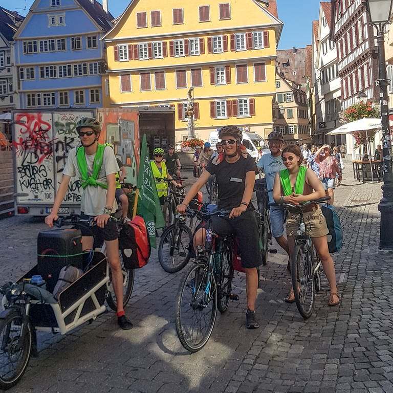 Abfahrt in Tübingen auf der Etappe nach Balingen. Bei Ohne Kerosin Nach Bayern (OKNB) handelt es sich um eine Klimaprotesttour auf dem Fahrrad. Mit der Demonstration soll der Protest gegen die autozentrierte Verkehrspolitik und Wirtschaft nach München zur Internationalen Automobil-Ausstellung (IAA) getragen werden.