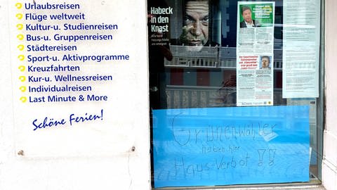 AfD-Stadtrat will in seinem Reisebüro in Hechingen keine Grünen-Wähler willkommen heißen und hatte entsprechende Plakate aufgehängt (Foto: Privat)