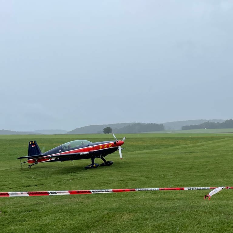 Propellermaschine beim Starten auf Alb-Wiese bei trübem Wetter