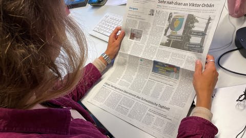 Leserin mit Tagblatt, über die Schulter fotografiert (Foto: SWR)