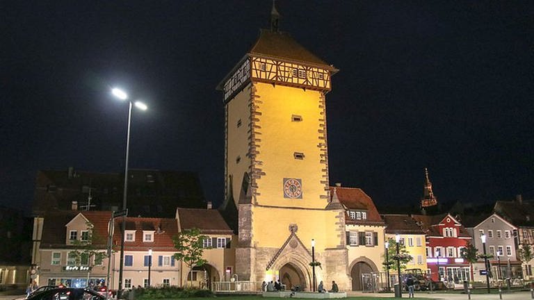Ein historischer Turm mit Fachwerk am Dachgeschoss in einer Nachtaufnahme (Foto: Pressestelle, Stadt Reutlingen)