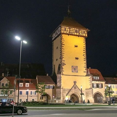 Ein historischer Turm mit Fachwerk am Dachgeschoss in einer Nachtaufnahme (Foto: Pressestelle, Stadt Reutlingen)
