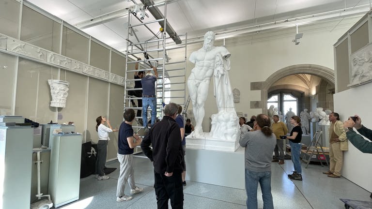 Helfer des archäologischen Instituts der Uni Tübingen bauen Herakles-Statue auf.  (Foto: SWR)
