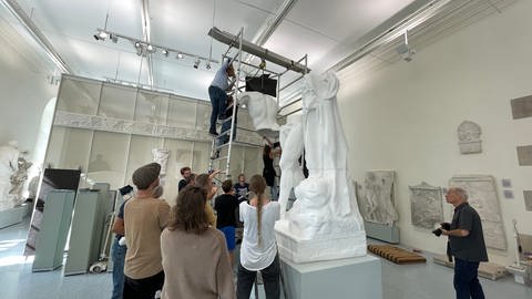 Über 15 Helferinnen und Helfer bauen die Herkales Farnese Statue zusammen.  (Foto: SWR)