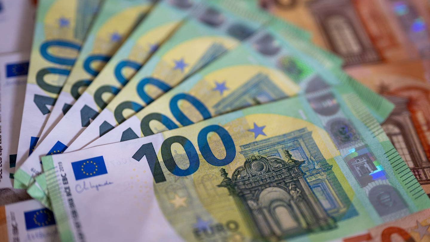 Geldscheine mit dem Wert von 100 und 50 Euro liegen auf einem Tisch. (Foto: picture-alliance / Reportdienste, dpa Bildfunk, picture alliance/dpa | Monika Skolimowska)
