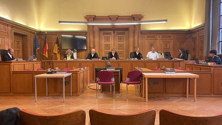 Das Landgericht Tübingen verhandelt nach Brand in Pflegeeinrichtung in Reutlingen im Januar 2023 wegen Mordverdachts und Brandstiftung.