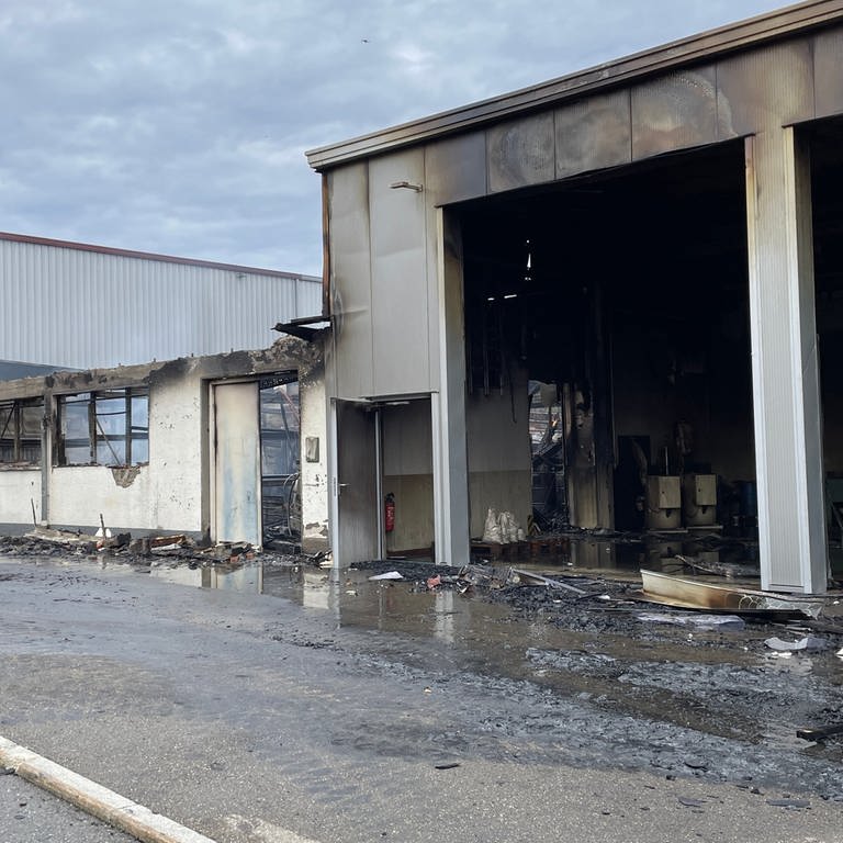 Seit Montag ist die Werkshalle einer Firma in Deilingen-Delkhofen völlig ausgebrannt. Die Brandursache ist - Stand Dienstag - noch unklar.