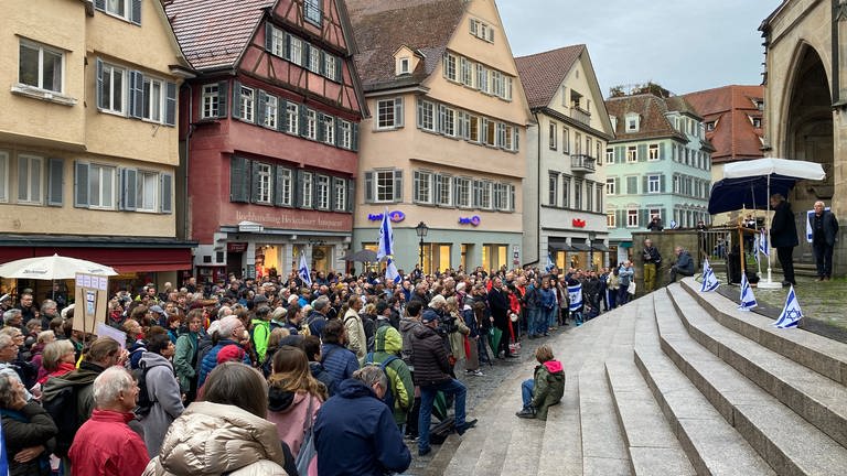 Teilnehmer einer Solidaritätskundgebung für Israel auf dem Holzmarkt in Tübingen (Foto: SWR, KLink, Luisa)