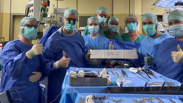 Die Tübinger Chirurgen am OP-Tisch nach der tausendsten erfolgreichen Lebertransplantation. (Foto: Uniklinikum Tübingen)