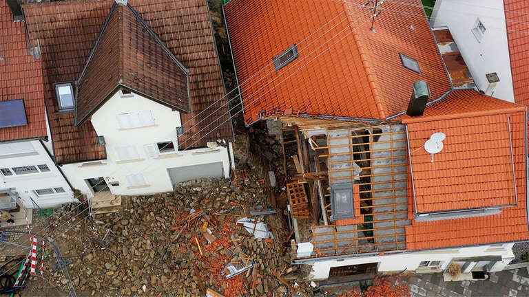 Überall liegen Ziegel und Backsteine rund um das Haus: Luftbilder vom Einsturz einer Hauswand in Hechingen-Sickingen (Foto: SWR, Jörg Heinkel)