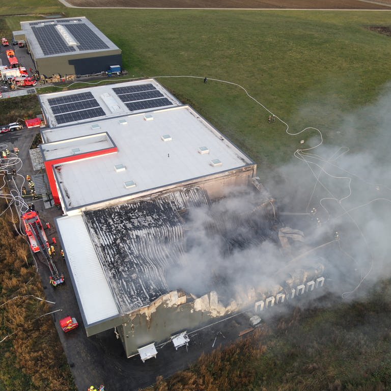 Beim Großbrand in Engstingen (Kreis Reutlingen) wurde eine Lagerhalle zerstört.