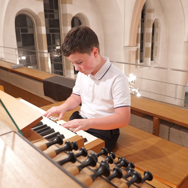 Der 10-jährige Laurens Lutz spielt leidenschaftlich gerne Orgel. Bei der Nacht der offenen Kirchen in Tübingen-Bühl trat er zum ersten Mal auf. (Foto: SWR, Harry Röhrle)