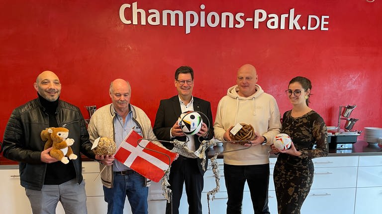 Das Organisationsteam in Freudenstadt freut sich auf den Besuch der dänischen Nationalmannschaft zur EM. (Foto: SWR, Markus Beschorner)