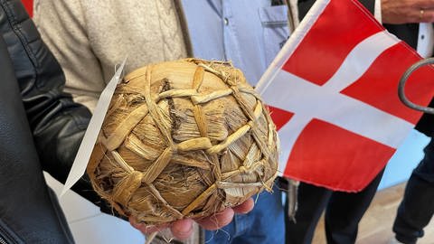 Fussbälle aus aller Welt werden zur Europameisterschaft in Freudenstadt ausgestellt (Foto: SWR, Markus Beschorner)