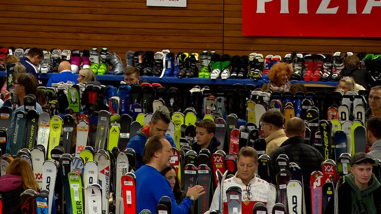 Wintersportler kaufen Skiausrüstung bei der Skibörse 