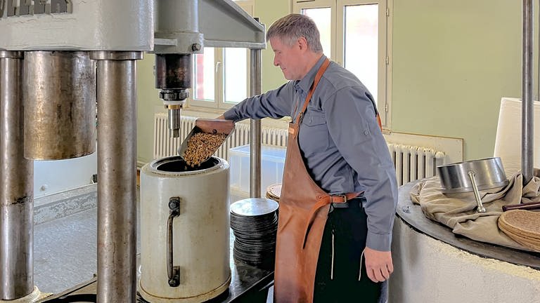 Zur Alb-Ölmühle in der ehemaligen Kaserne Altes Lager in Münsingen können Privatpersonen ihre eigenen Nüsse bringen und Öl pressen lassen. Die Ölmühle ist ein Familienbetrieb von Berthold Fischer und seiner Familie.