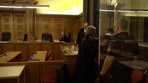 Der Angeklagte wird in den Saal des Tübinger Landgerichts geführt. (Foto: SWR, Tobias Rager)