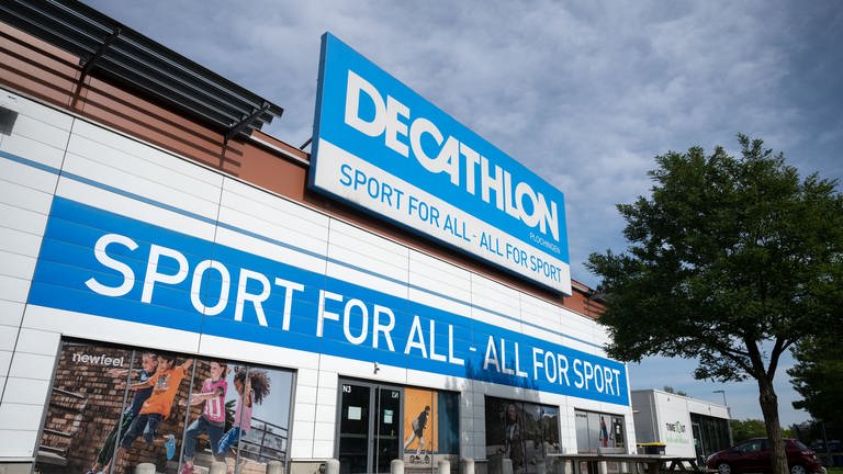 Das Logo des Sportartikelhändlers Decathlon ist an der Filiale am Standort der Deutschland-Zentrale zu sehen.