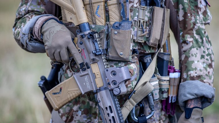 Zu sehen ist ein Soldat des Kommando Spezialkräfte der Bundeswehr mit Waffe. (Foto: dpa Bildfunk, Jens Büttner)
