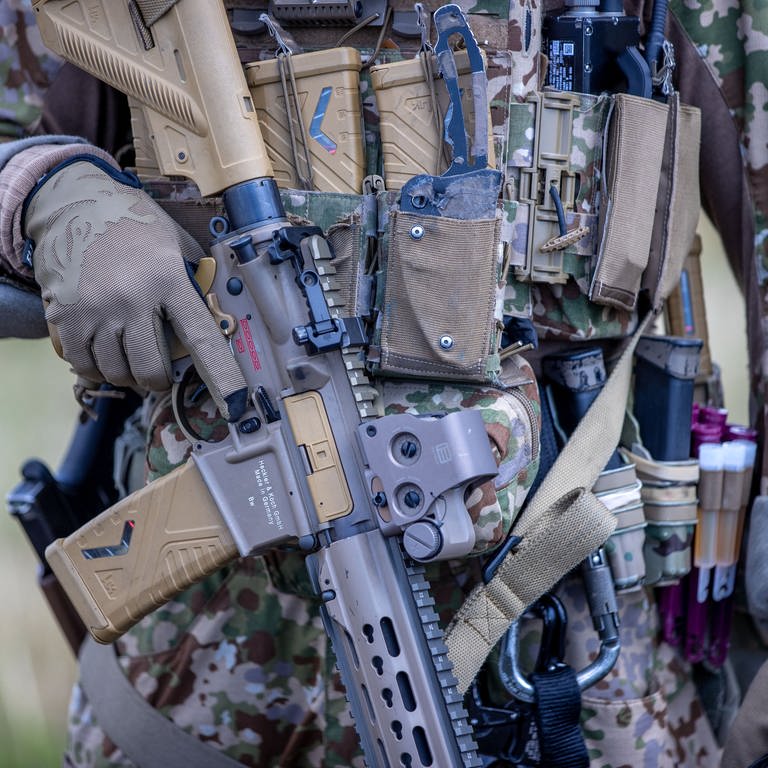 Zu sehen ist ein Soldat des Kommando Spezialkräfte der Bundeswehr mit Waffe.