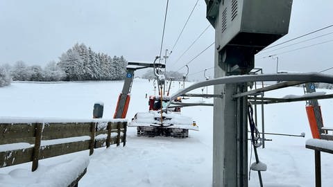 Skilift-Maschinerie in Schneelandschaft (Foto: SWR, Anne Schmidt)