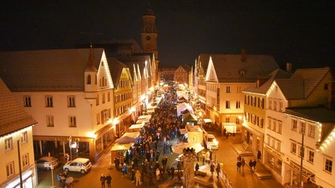 Mehrere festlich illuminierte Weihnachtsbuden, aufgenommen aus der Vögelperspektive (Foto: Thomas Jauch/Stadt Hechingen) Mehrere festlich illuminierte Weihnachtsbuden, aufgenommen aus der Vögelperspektive