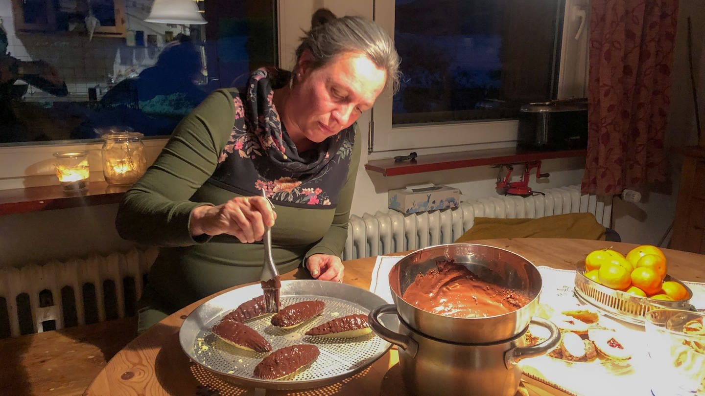 In der Familie Bausinger werden im Advent immer Tannenzapfen nach altem, überliefertem Familienrezept gebacken. (Foto: SWR, Stefanie Assenheimer)