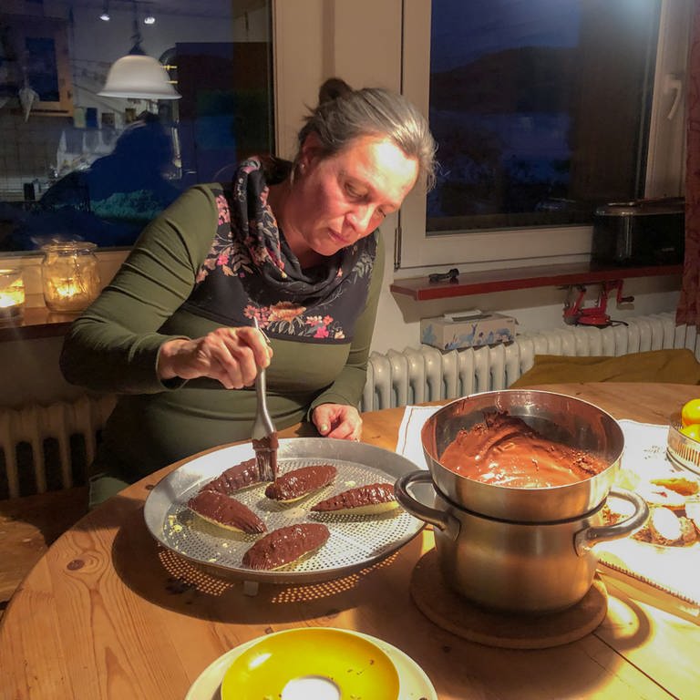 In der Familie Bausinger werden im Advent immer Tannenzapfen nach altem, überliefertem Familienrezept gebacken. (Foto: SWR, Stefanie Assenheimer)