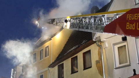 Feuerwehr Bad Urach im Einsatz bei Brand eines Mehrfamilienhauses in der Altstadt  (Foto: Freiwillige Feuerwehr Bad Urach )