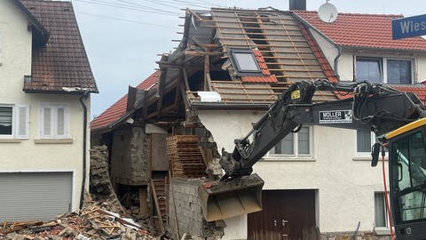 Eine Hauswand ist in Hechingen-Sickingen eingestürzt. (Foto: SWR)
