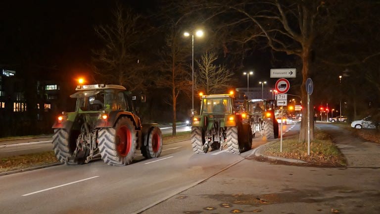 Landwirte mit ihren Traktoren fahren in einem Demonstrationszug durch das nächtliche Tübingen. Sie protestieren gegen die Streichung von Subventionen (Foto: SWR, Harry Röhrle)