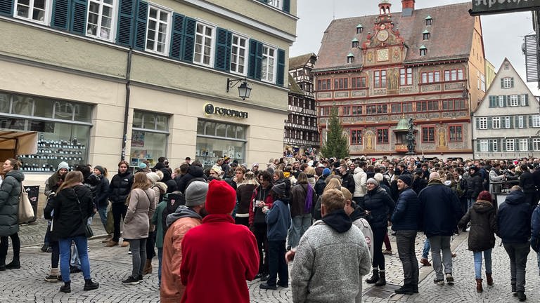 Heilig Morgen auf dem Tübinger Marktplatz. Hunderte treffen sich am Vormittag des Heiligen Abend, um gemeinsam zu Feiern. (Foto: SWR, Lisamarie Haas)