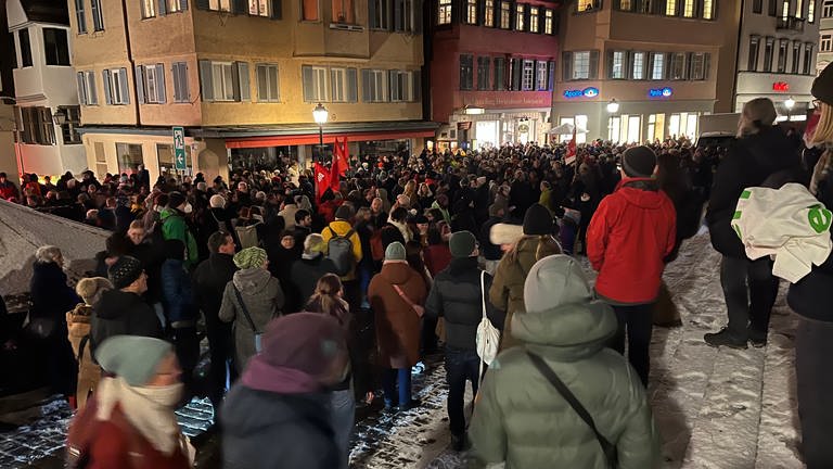 Rund 500 Menschen haben Mitte Januar auf dem Holzmarkt in Tübingen gegen rechts demonstriert. (Foto: SWR, Christoph Necker)