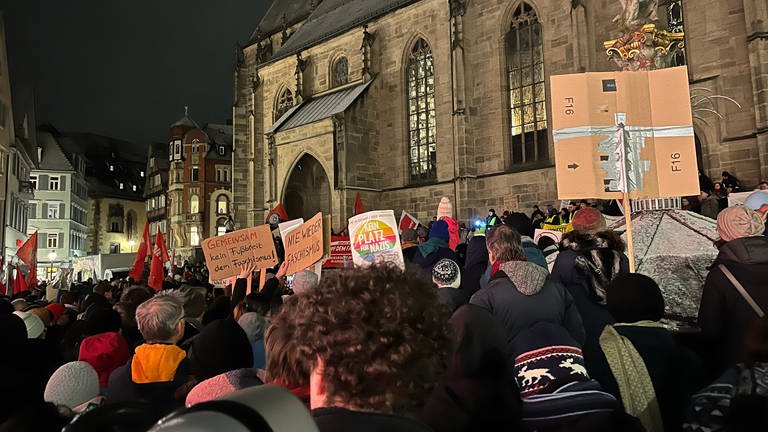 Hinderte haben auf dem Platz vor der Stiftskirche in Tübbingen unter dem Motto „Demokratie verteidigen! Tübingen gegen rechts“  demonstriert. (Foto: SWR, Christoph Necker)