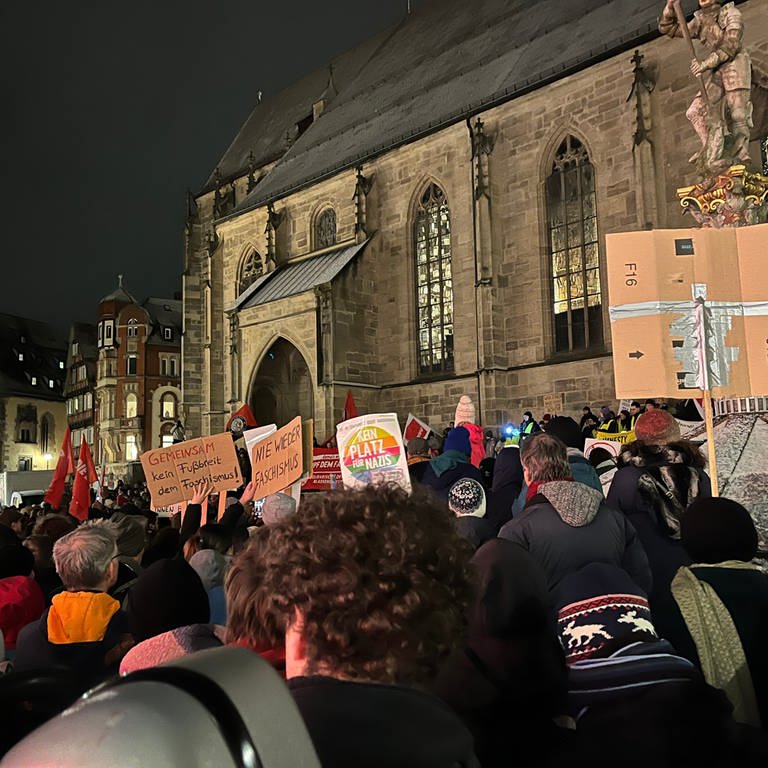 Hinderte haben auf dem Platz vor der Stiftskirche in Tübbingen unter dem Motto „Demokratie verteidigen! Tübingen gegen rechts“  demonstriert. (Foto: SWR, Christoph Necker)